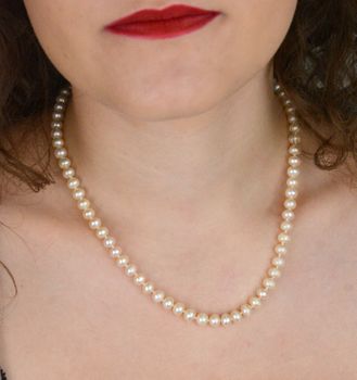 Naszyjnik z naturalnych białych pereł 6 mm, długość 50 cm, supełkowany splot, beczułkowe zapięcie ze srebra 925. Delikatny i elegancki – idealny na ślub, wieczór lub prezent (4).JPG